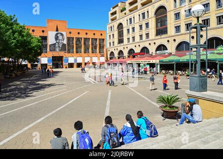 La place Nelson Mandela, CBD, Sandton, Johannesburg, Gauteng Province, République d'Afrique du Sud Banque D'Images