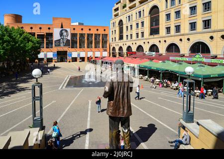 Statue de Nelson Mandela dans la place Nelson Mandela, CBD, Sandton, Johannesburg, Gauteng Province, République d'Afrique du Sud Banque D'Images