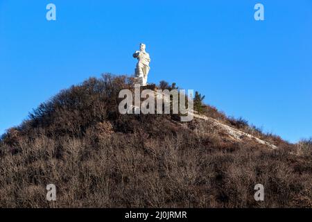 SVYATOGORSK, UKRAINE - 30 OCTOBRE 2021 : c'est un monument géant à l'Artem révolutionnaire sur l'une des montagnes de craie. Banque D'Images