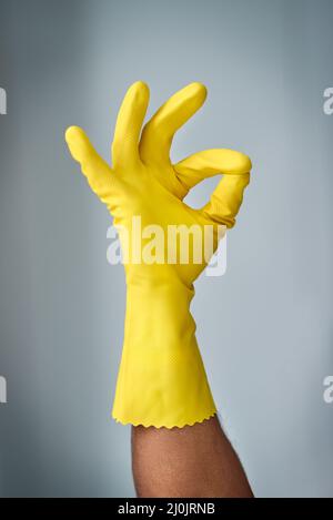 J'approuve une bonne hygiène. Photo courte d'un homme portant un gant de nettoyage en caoutchouc à l'intérieur. Banque D'Images