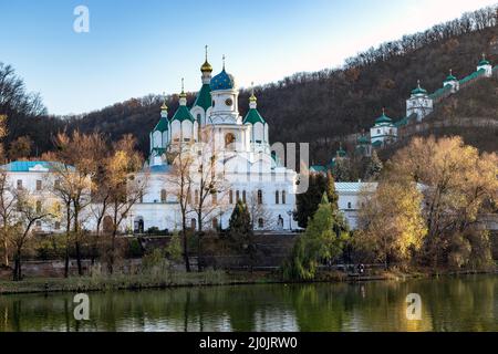 SVYATOGORSK, UKRAINE - 30 OCTOBRE 2021 : c'est le clocher de l'église de l'intercession et de la cathédrale de l'Assomption du Svyatogo Banque D'Images