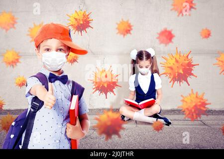 Jeunes enfants avec des masques de protection contre le virus corona à l'école. Banque D'Images