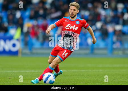 L'attaquant belge de SSC Napoli Dries Mertens contrôle le ballon pendant le match de football de la série A entre SSC Napoli et Udinese. Naples a gagné 2-1 Banque D'Images