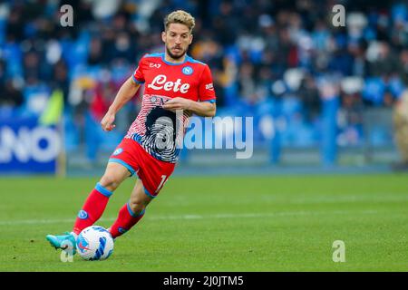 L'attaquant belge de SSC Napoli Dries Mertens contrôle le ballon pendant le match de football de la série A entre SSC Napoli et Udinese. Naples a gagné 2-1 Banque D'Images