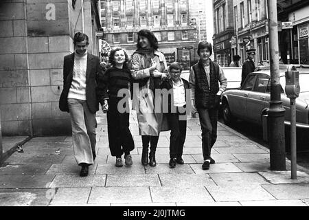 Certains des acteurs de Watch on the Rhine par la compagnie nationale de théâtre qui se présentent au Threatre Royal, Newcastle, en faisant une visite de la ville le 22nd octobre 1980. Un jeune Adam Godley (à l'extrême gauche) Banque D'Images