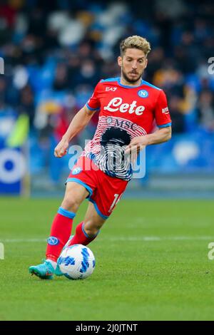 L'attaquant belge de SSC Napoli Dries Mertens contrôle le ballon pendant le match de football de la série A entre SSC Napoli et Udinese. Naples a gagné 2-1 Banque D'Images