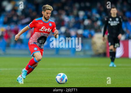 L'attaquant belge de SSC Napoli Dries Mertens contrôle le ballon pendant le match de football de la série A entre SSC Napoli et Udinese. Naples a gagné 2-1 Banque D'Images