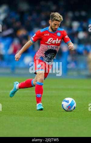 L'attaquant belge de SSC Napoli Dries Mertens contrôle le ballon pendant le match de football de la série A entre SSC Napoli et Udinese. Naples a gagné 2-1 Banque D'Images