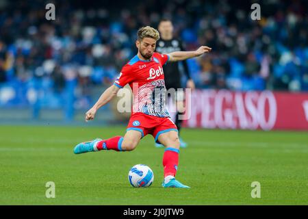 L'attaquant belge de SSC Napoli Dries Mertens contrôle le ballon pendant le match de football de la série A entre SSC Napoli et Udinese. Naples a gagné 2-1 Banque D'Images