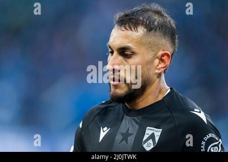 Roberto Pereyra, le milieu de terrain argentin d'Udinese, regarde pendant le match de football de Serie Entre SSC Napoli et Udinese. Naples a gagné 2-1 Banque D'Images