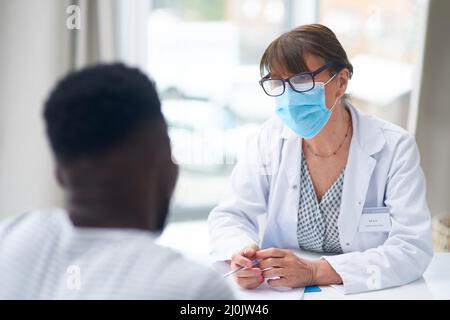 La connexion avec les patients est la clé. Prise de vue d'une femme médecin parlant à une patiente de son bureau. Banque D'Images