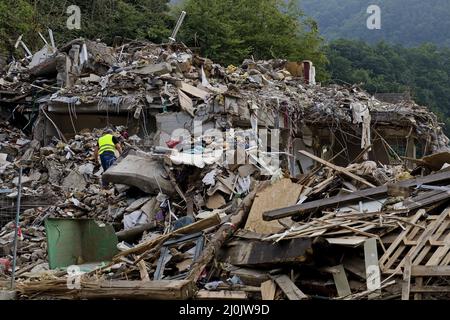 Un homme dans des gravats et des tas de gravats, catastrophe d'inondation 2021, vallée d'Ahr, Allemagne, Europe Banque D'Images