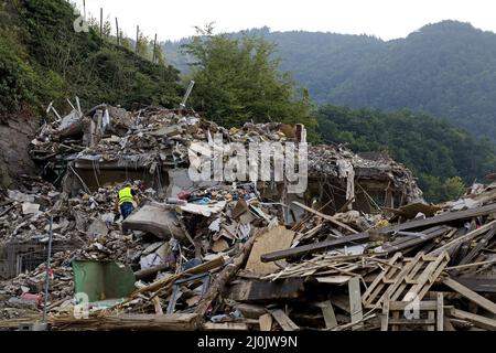 Un homme dans des gravats et des tas de gravats, catastrophe d'inondation 2021, vallée d'Ahr, Allemagne, Europe Banque D'Images