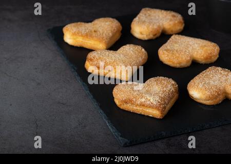 Biscuits en forme de coeur sur la planche à découper Banque D'Images