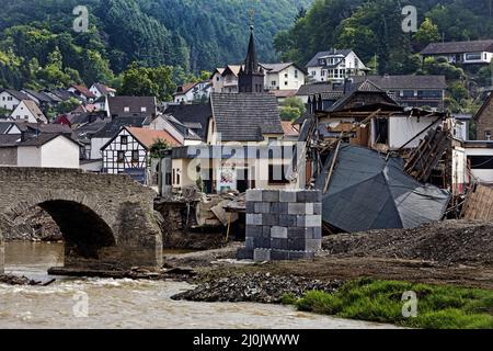 La catastrophe des inondations de 2021 a détruit le pont de Nepomuk au-dessus de la rivière Ahr, Rech, Allemagne, Europe Banque D'Images