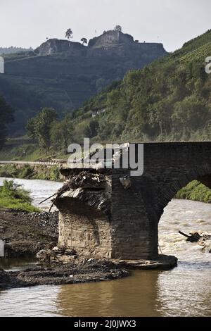 Détruit le pont de Nepomuk au-dessus de la rivière Ahr, catastrophe d'inondation 2021, Rech, Allemagne, Europe Banque D'Images