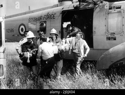 Un hélicoptère de recherche et de sauvetage Sea King de la RAF Boulmer a atterri sur Richardson Road, à Newcastle, près d'une ambulance en attente après un trajet de 150 miles. L'hélicoptère avait treuillé pour assurer la sécurité d'un adolescent après qu'il avait tombé 60ft sur la soute du navire 'The Trent'. Le garçon, considéré comme le fils des skippers, est ensuite emmené à l'infirmerie royale de Victoria. 31/07/1980 Banque D'Images