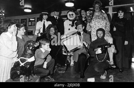 Le personnel de l'école secondaire Ormesby à Stockwith Close a décidé d'aller à APE en aide aux chiens guides pour aveugles, le 9th décembre 1982. Le directeur général Phillip Willis est apparu sur scène comme un voleur à l'arme dans les bras longs du département des sciences, habillé comme des policiers pour la journée. Le gorille, Charlie Chaplin, Snowman et Ugly dames espéraient lever plus de 250 livres de la performance. L'habillage est devenu un événement annuel, les enfants ont chacun fait un don alors qu'ils ont quitté la salle d'assemblée. Notre photo montre ... élèves Stewart Rose (à gauche), Glenn Thwaites et Suzanne Chaplin WO Banque D'Images