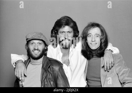 The Bee Gees de retour à Londres le 22nd novembre 1981. De gauche à droite : Maurice Gibb Barry Gibb Robin Gibb *** Légende locale *** chanteur Banque D'Images