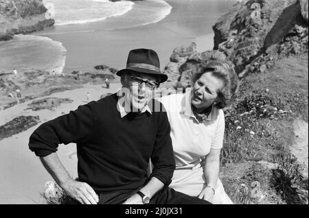 Le premier ministre Margaret Thatcher et son mari Denis sont en vacances à North Cornwall. 10th août 1981. Banque D'Images