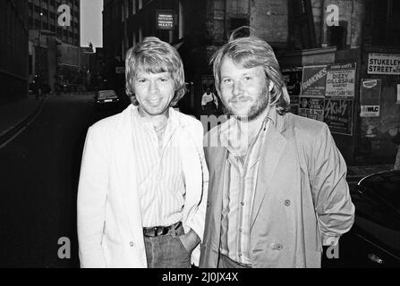 Björn Ulvaeus et Benny Andersson du groupe pop suédois ABBA quittent leur hôtel Drury Lane à Londres pour assister à la représentation de Pink Floyd à Earls court.8th août 1980. Banque D'Images