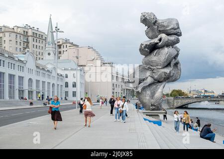 Moscou, Russie - 24 août 2021 : œuvre de sculpture monumentale, Big Clay numéro 4, réalisée par l'artiste suisse Urs Fischer. Contemporain Banque D'Images