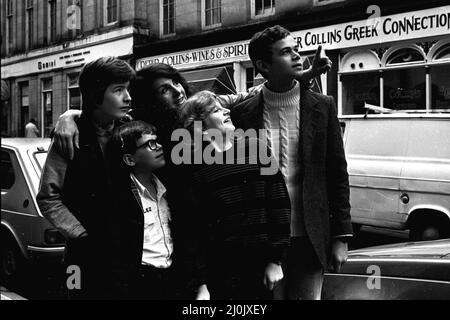 Certains des acteurs de Watch on the Rhine par la compagnie nationale de théâtre qui se présentent au Threatre Royal, Newcastle, en faisant une visite de la ville le 22nd octobre 1980. Un jeune Adam Godley (extrême droite) Banque D'Images