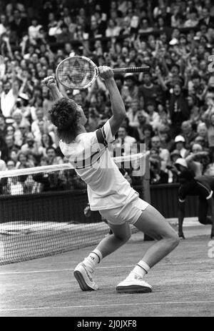 John McEnroe remporte la finale des hommes célibataires à Wimbledon 1981 en battant Bjorn Borg sur le terrain du Centre Banque D'Images