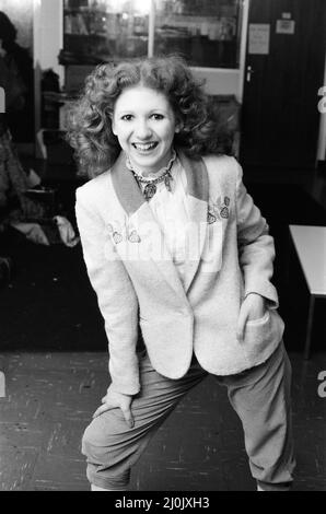 Bonnie Langford, star de Hit musical Cats, elle joue le personnage Rumpleteazer dans le West End show, une comédie musicale basée sur le livre de poésie T. S. Eliot 1939 Old Possum's Book of Practical Cats, composé par Andrew Lloyd Webber, et diffusé au New London Theatre, en photo le jeudi 19th novembre 1981. Banque D'Images