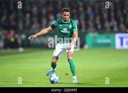 Brême, Allemagne. 19th mars 2022. Football: 2nd Bundesliga, Werder Bremen - Darmstadt 98, Matchday 27, wohninvest Weserstadion. Felix Agu de Werder sur le ballon. Crédit : Carmen Jaspersen/dpa - REMARQUE IMPORTANTE : Conformément aux exigences de la DFL Deutsche Fußball Liga et de la DFB Deutscher Fußball-Bund, il est interdit d'utiliser ou d'avoir utilisé des photos prises dans le stade et/ou du match sous forme de séquences et/ou de séries de photos de type vidéo./dpa/Alay Live News Banque D'Images