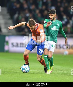 Brême, Allemagne. 19th mars 2022. Football: 2nd Bundesliga, Werder Bremen - Darmstadt 98, Matchday 27, wohninvest Weserstadion. Eren Dinkci (r) de Werder lutte pour le ballon contre Matthias Bader de Darmstadt. Crédit : Carmen Jaspersen/dpa - REMARQUE IMPORTANTE : Conformément aux exigences de la DFL Deutsche Fußball Liga et de la DFB Deutscher Fußball-Bund, il est interdit d'utiliser ou d'avoir utilisé des photos prises dans le stade et/ou du match sous forme de séquences et/ou de séries de photos de type vidéo./dpa/Alay Live News Banque D'Images