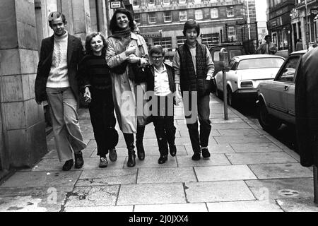 Certains des acteurs de Watch on the Rhine par la compagnie nationale de théâtre qui se présentent au Threatre Royal, Newcastle, en faisant une visite de la ville le 22nd octobre 1980. Un jeune Adam Godley (à l'extrême gauche) Banque D'Images