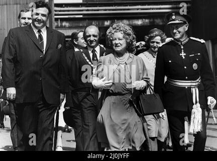 La Reine Elizabeth la Reine mère Nord-est visite la Reine Elizabeth la Reine mère visite Newcastle 2 juin 1981, au chantier naval Swan Hunter à Wallsend pour lancer le HMS Ark Royal Banque D'Images