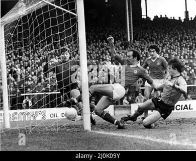 Sport - football - Cardiff City - l'attaquant de la ville Bob Hatton se met en avant contre le comté de Newport, sous la surveillance de Jeff Hemmerman, partenaire de grève - 27th décembre 1982 Banque D'Images