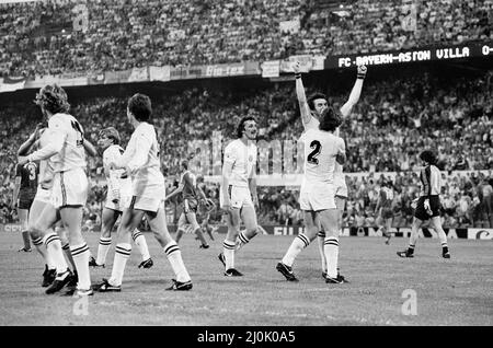 La finale de la coupe d'Europe 1982 a été jouée le 26 mai 1982. Aston Villa, championne d'Angleterre, a battu les vainqueurs de la ligue ouest-allemande Bayern Munich 1-0 à de Kuip à Rotterdam, pays-Bas pour gagner la coupe d'Europe pour la première, et jusqu'à présent, seulement le temps.26th mai 1982 (photo) Peter Witthe et les joueurs célèbrent son but. Banque D'Images