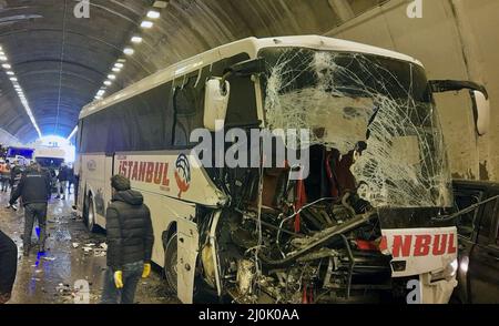 (220319) -- BOLU (TURQUIE), le 19 mars 2022 (Xinhua) -- cette image capturée à partir d'une vidéo montre la scène d'un accident de la circulation à l'intérieur du tunnel du Mont Bolu, dans le nord-ouest de la Turquie, le 19 mars 2022. Au moins 30 personnes ont été blessées samedi dans un pieup à l'intérieur du tunnel du Mont Bolu sur l'autoroute Ankara-Istanbul, a déclaré un gouverneur local. (Xinhua) Banque D'Images