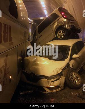 (220319) -- BOLU (TURQUIE), le 19 mars 2022 (Xinhua) -- cette image capturée à partir d'une vidéo montre la scène d'un accident de la circulation à l'intérieur du tunnel du Mont Bolu, dans le nord-ouest de la Turquie, le 19 mars 2022. Au moins 30 personnes ont été blessées samedi dans un pieup à l'intérieur du tunnel du Mont Bolu sur l'autoroute Ankara-Istanbul, a déclaré un gouverneur local. (Xinhua) Banque D'Images