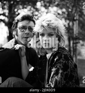 L'ancienne pop star Marty Wilde et sa fille Kim, qui a un record dans les charts. 14th avril 1981. Banque D'Images