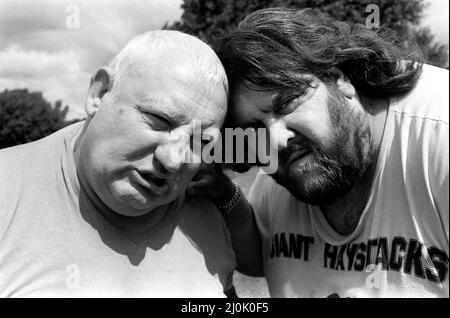 La catcheur Shirley Crabtree alias Big Daddy avec son homologue britannique Martin Ruane, plus connu sous le nom de Giant Haystacks. Juin 1981. Banque D'Images