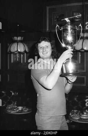 Le joueur de fléchettes britannique Eric Bristow célèbre sa victoire sur John Lowe lors de la finale du Championnat du monde des fléchettes 1981 de l'ambassade au Jollees Cabaret Club de Stoke on Trent. Ici, il est photographié tenant le trophée après sa victoire de 5-3. 17th janvier 1981. Banque D'Images