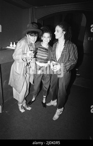 Steve Strange et ses amis à la machine à musique dans la ville de Camden à Londres. 26th juin 1982. Banque D'Images