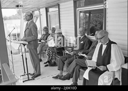 Le Recteur de l'église St Botolph, le Rév Maurice Hewett (à droite de la photo) vu ici à la cérémonie d'ouverture de l'extension Cheshire Hoime au lac Chipstead. Octobre 1980 Banque D'Images