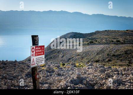 Panneau de direction - itinéraire difficile sur la piste de montagne sur Kamenjak dans l'île de Rab Banque D'Images