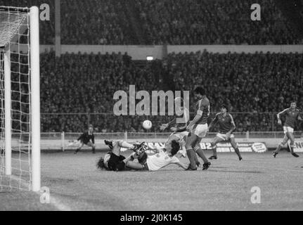 Match de qualification de la coupe du monde au stade Wembley. L'Angleterre a battu la Hongrie par 1 but à 0 pour se qualifier pour le tournoi de 1982 en Espagne. Le gardien de but hongrois Ferenc Meszaros, le 19th novembre 1981, a arrêté sa balle à Paul Mariner en Angleterre. Banque D'Images