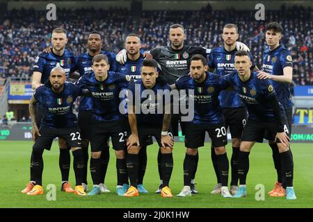 Milan, Italie, 19th mars 2022. Le FC Internazionale à partir de onze de la ligne pour une photo d'équipe avant le coup de pied, rangée arrière ( de gauche à droite ); Milan Skriniar, Denzel Dumfries, Danilo d'Ambrosio, Samir Handanovic, Edin Dzeko et Alessandro Bastoni, première rangée ( de L à R ); Arturo Vidal, Nicolo Barella, Lautaro Martinez, Hakan Calhanoglu et Ivan Perisic, dans le Serie Un match à Giuseppe Meazza, Milan. Le crédit photo devrait se lire: Jonathan Moscrop / Sportimage Banque D'Images