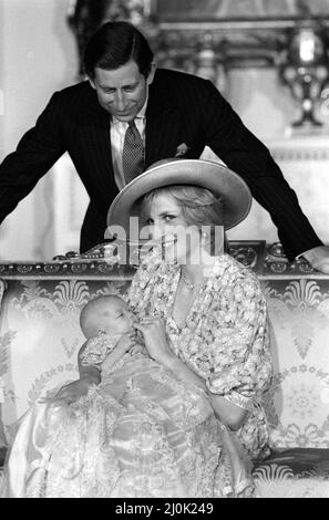 La princesse Diana, surveillée par le prince Charles, son mari, tient son fils le prince William dans ses bras dans la salle de dessin blanche du palais de Buckingham à la suite d'une cérémonie privée de baptême dans la salle de musique. Le prince a été baptisé dans la robe traditionnelle de la dentelle d'honneur. 4th août 1982. Banque D'Images