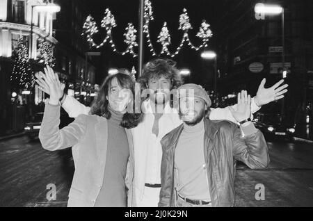 Les Bee Gees sont à la recherche des lumières de noël à Regent Street Londres, le 22nd novembre 1981. De gauche à droite : Robin Gibb Barry Gibb Maurice Gibb Banque D'Images