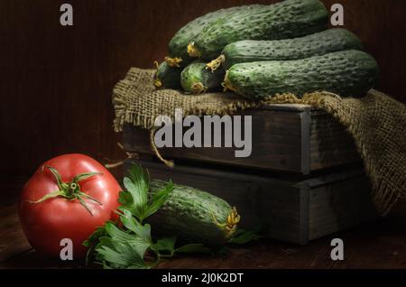 Légumes frais sur fond de bois sombre dans un style rustique Banque D'Images