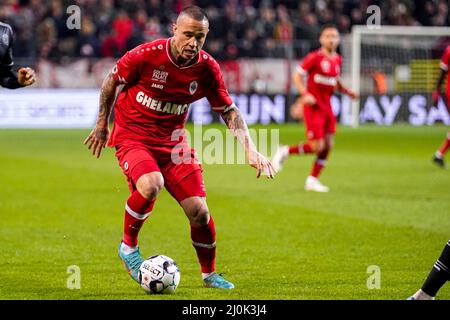 ANTWERPEN, BELGIQUE - MARS 19: Radja Nainggolan du Royal Antwerp FC lors du match Jupiler Pro League entre Royal Antwerp FC et SV Zulte Waregem à Bosuilstadion le 19 mars 2022 à Antwerpen, Belgique (photo de Joris Verwijst/Orange Pictures) Banque D'Images