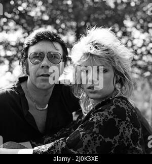 L'ancienne pop star Marty Wilde et sa fille Kim, qui a un record dans les charts. 14th avril 1981. Banque D'Images